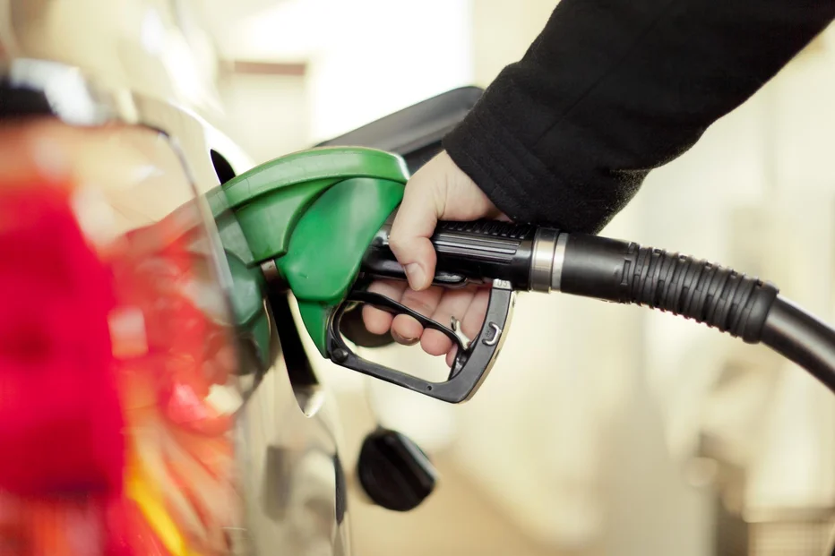 VOZNIKI, POZOR: V torek se znova spreminjajo cene goriv – Poglejte, koliko boste plačali za liter bencina in dizla