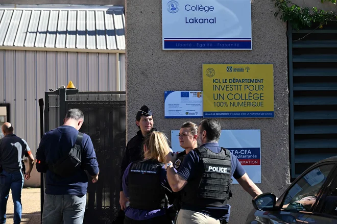 GROZLJIVO, KAJ SE JE ZGODILO NA ŠOLI! Komaj 14-letni učenec poskrbel za tragedijo – podrobnosti pretresajo javnost! (FOTO)
