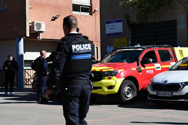 GROZLJIVO, KAJ SE JE ZGODILO NA ŠOLI! Komaj 14-letni učenec poskrbel za tragedijo – podrobnosti pretresajo javnost! (FOTO)