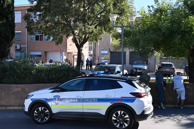 GROZLJIVO, KAJ SE JE ZGODILO NA ŠOLI! Komaj 14-letni učenec poskrbel za tragedijo – podrobnosti pretresajo javnost! (FOTO)