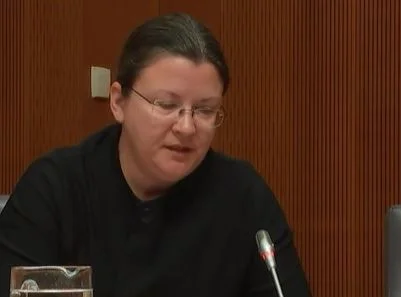 NOV POLITIČNI ZAPLET V SLOVENIJI! KATJA KOKOT JAVNO OPOZORILA SAJOVICA IN NAPOVEDALA MOŽNA NOVA RAZKRITJA – poglejte, kaj je povedala pred kamerami! (VIDEO)