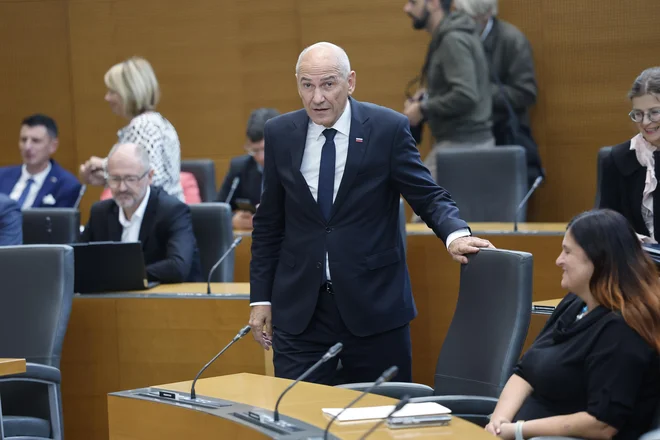 VELIKA NOVICA ZA VSE ZAPOSLENE V SLOVENIJI! JANŠA NAPOVEDAL POMEMBNE SPREMEMBE – Poglejte, kaj bi to lahko pomenilo za vaše plače in denarnice!