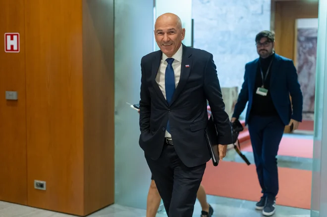 VELIKA NOVICA ZA VSE ZAPOSLENE V SLOVENIJI! JANŠA NAPOVEDAL POMEMBNE SPREMEMBE – Poglejte, kaj bi to lahko pomenilo za vaše plače in denarnice!