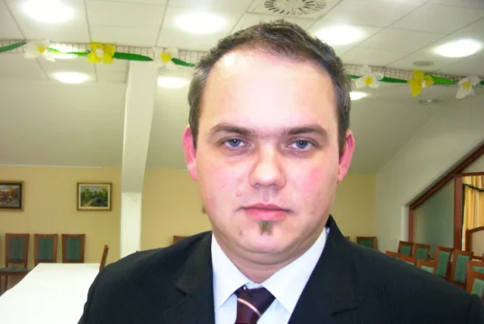 POLITIČNI PRETRES V SLOVENIJI! TOŽILSTVO ZAHTEVA PREISKAVO VRTOVČEVEGA TESNEGA SODELAVCA – Poglejte, kakšne podrobnosti so prišle na dan!
