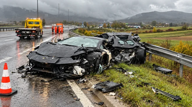 ŠOKANTNA NESREČA 24-LETNEGA SLOVENCA! LAMBORGHINI ZA 300.000 EVROV POPOLNOMA RAZBIT – PRIČA RAZKRILA PODROBNOSTI, KI JEMLJEJO DIH! (FOTO)