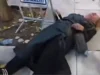 ŠOKANTEN POLITIČNI ŠKANDAL ODMEVA TUDI V SLOVENIJI! Novinarko brutalno vrgli na tla, s hudimi poškodbami končala v bolnišnici – posnetek razkriva grozljive prizore! (VIDEO)