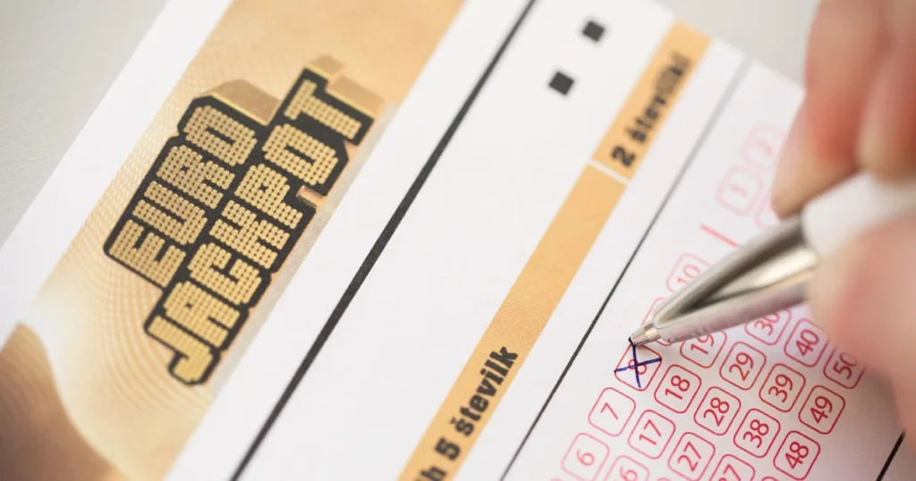 EUROJACKPOT PRESENETIL SLOVENIJO! NEKDO JE ZADEL OGROMEN DOBITEK – STE MORDA SREČNEŽ PRAV VI?! TAKOJ PREVERITE SVOJE ŠTEVILKE IN POGLEJTE, KJE JE BIL VPLAČAN DOBITNI LISTEK!