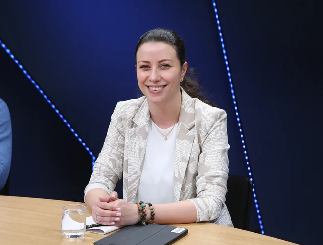 JANŠA PONOVNO DVIGNIL PRAH! IRENA JOVEVA MU JE OSTRO ODGOVORILA, V ZGODBO PA SE JE ZAPLETLO ŠE IME MARTE KOS – POGLEJTE, KAJ SO SPOROČILI!