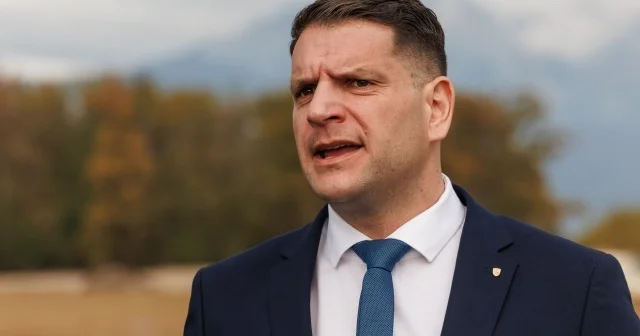 POLITIČNA DRAMA V SLOVENIJI SE STOPNJUJE! STEVANOVIĆ PO SPORNIH POSNETKIH PREKINIL MOLK – NJEGOVE DANAŠNJE BESEDE SO ODMEVNE! POGLEJTE, KAJ JE PRIZNAL IN KAKO SE BRANI PRED OČITKI!