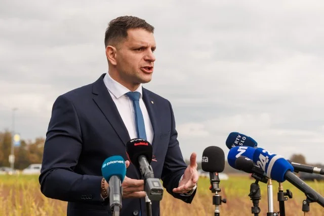POLITIČNA DRAMA V SLOVENIJI SE STOPNJUJE! STEVANOVIĆ PO SPORNIH POSNETKIH PREKINIL MOLK – NJEGOVE DANAŠNJE BESEDE SO ODMEVNE! POGLEJTE, KAJ JE PRIZNAL IN KAKO SE BRANI PRED OČITKI!