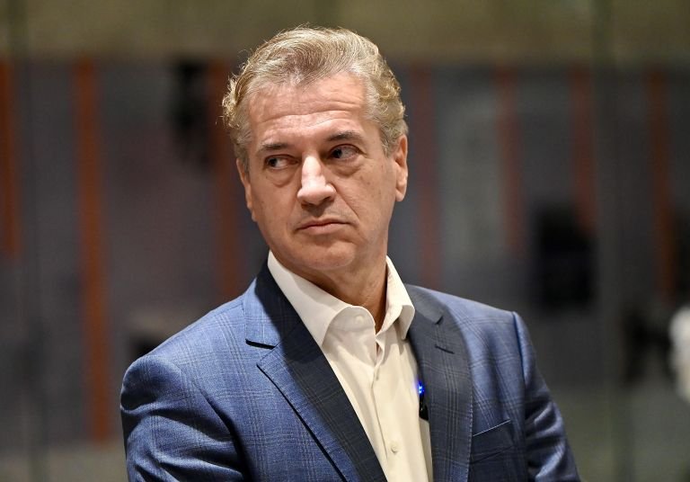 VELIK PREOBRAT GLEDE BOŽIČNIC V SLOVENIJI! ROBERT GOLOB SE JE OGLASIL Z ODMEVNO IZJAVO – Poglejte, kaj je sporočil vsem zaposlenim in kaj bo z njihovim denarjem!