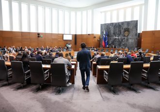 GOLOBA ČAKA SODIŠČE! NOV PRAVNI ZAPLET ZA ZNANEGA POLITIKA – Poglejte, kaj je odločilo sodišče!