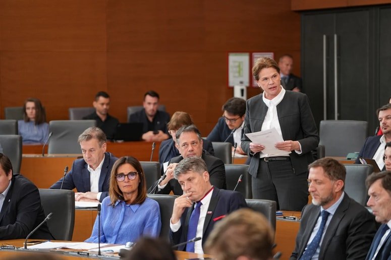 NOVI PODATKI O JANŠI IN GOLOBU ODMEVAJO PO SLOVENIJI! KDO IMA VEČ PODPORE?! Najnovejša anketa razkriva razmerje političnih sil – POGLEJTE REZULTATE!