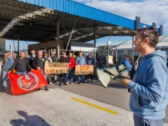 BURNO DOGAJANJE PRED LUKO KOPER! DELAVCI JAVNO SPOROČILI, DA NOČEJO OROŽJA V PRISTANIŠČU – POGLEJTE, ZAKAJ SO DANES STOPILI PRED VHOD! (FOTO)