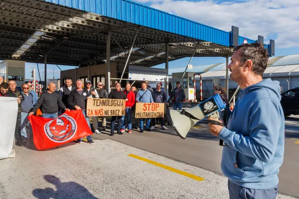 BURNO DOGAJANJE PRED LUKO KOPER! DELAVCI JAVNO SPOROČILI, DA NOČEJO OROŽJA V PRISTANIŠČU – POGLEJTE, ZAKAJ SO DANES STOPILI PRED VHOD! (FOTO)