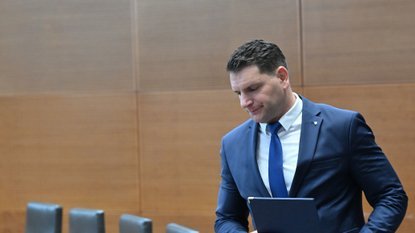 NOVO RAZKRITJE V AFERI STEVANOVIĆ! NA DAN PRIŠLA PRETEKLOST SKRIVNOSTNEGA DONATORJA IZ BIH – POVEZAVE SEGajo V SAM VRH POLITIKE! POGLEJTE, KAJ JE RAZKRIL PREISKOVALNI NOVINAR!