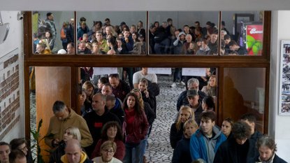 NEVERJETNI PRIZORI SREDI LJUBLJANE! DOLGE KOLONE, PETJE IN VEČURNO ČAKANJE – Poglejte, kaj se je dogajalo pred veleposlaništvom! (VIDEO)