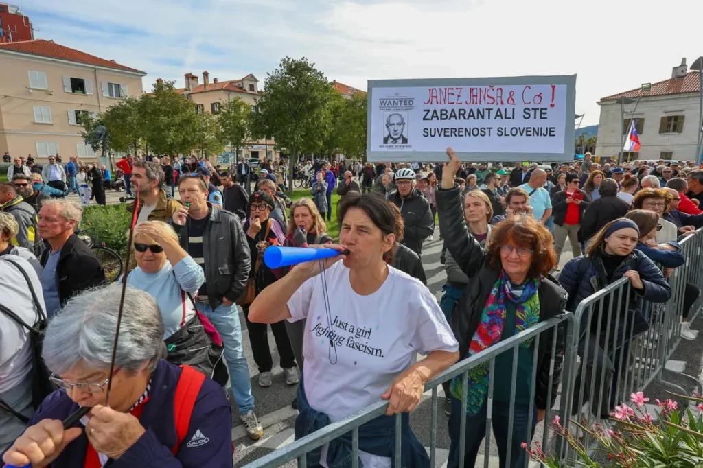 JANŠEV GOVOR PREKINILI PROTESTNI VZKLIKI! PREMIER PRED MNOŽICO SPREGOVORIL O VELIKIH ZMOTAH – Poglejte, kaj se je dogajalo v Kopru! (VIDEO)