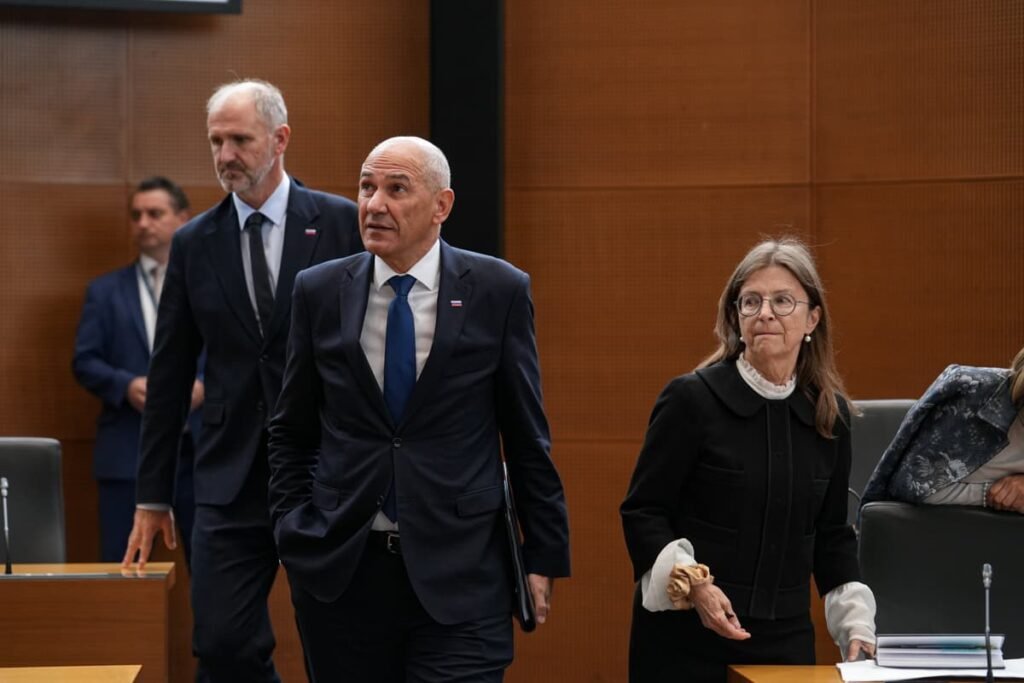 JANŠA PRED POSLANCI SOOČEN Z NEPOSREDNIM VPRAŠANJEM! Njegov odgovor po referendumu odpira novo razpravo – poglejte, kaj je povedal!