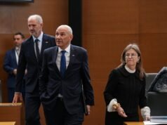 JANŠA PRED POSLANCI SOOČEN Z NEPOSREDNIM VPRAŠANJEM! Njegov odgovor po referendumu odpira novo razpravo – poglejte, kaj je povedal!