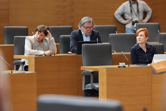 JANŠA PRED POSLANCI SOOČEN Z NEPOSREDNIM VPRAŠANJEM! Njegov odgovor po referendumu odpira novo razpravo – poglejte, kaj je povedal!