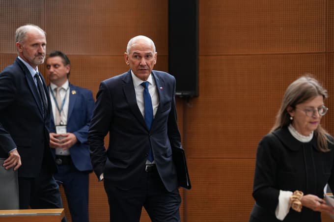 NOVI PODATKI O JANŠI IN GOLOBU ODMEVAJO PO SLOVENIJI! KDO IMA VEČ PODPORE?! Najnovejša anketa razkriva razmerje političnih sil – POGLEJTE REZULTATE!