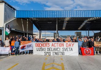 BURNO DOGAJANJE PRED LUKO KOPER! DELAVCI JAVNO SPOROČILI, DA NOČEJO OROŽJA V PRISTANIŠČU – POGLEJTE, ZAKAJ SO DANES STOPILI PRED VHOD! (FOTO)