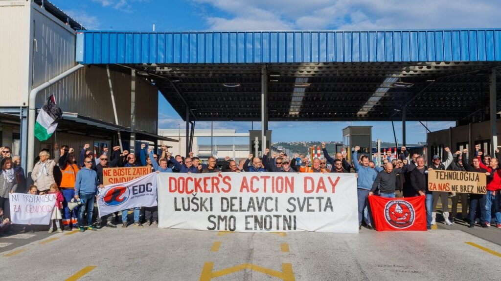 BURNO DOGAJANJE PRED LUKO KOPER! DELAVCI JAVNO SPOROČILI, DA NOČEJO OROŽJA V PRISTANIŠČU – POGLEJTE, ZAKAJ SO DANES STOPILI PRED VHOD! (FOTO)