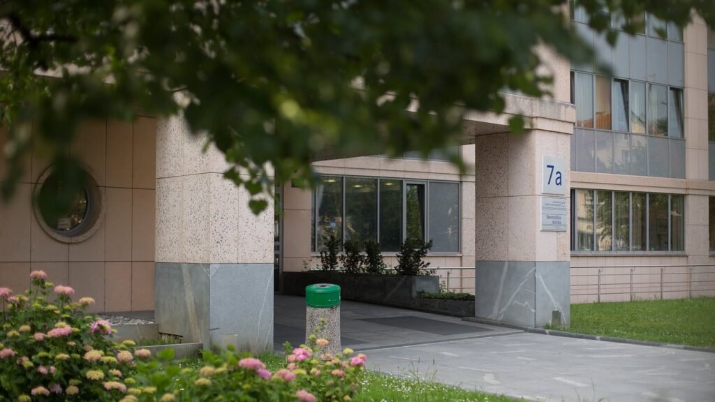 ALARM V SLOVENSKEM ZDRAVSTVU! ANONIMNO PISMO RAZKRIVA HUDE OČITKE O DOGAJANJU NA NEVROLOŠKI KLINIKI – OGROŽENA NAJ BI BILA CELO VARNOST BOLNIKOV! POGLEJTE, KAJ ODGOVARJAJO V UKC!