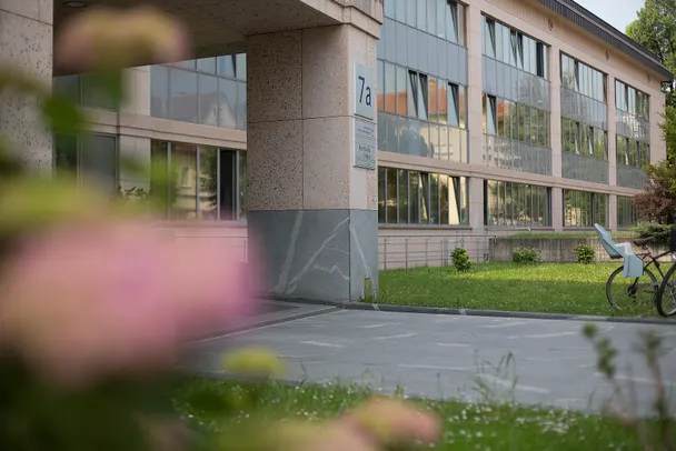 ALARM V SLOVENSKEM ZDRAVSTVU! ANONIMNO PISMO RAZKRIVA HUDE OČITKE O DOGAJANJU NA NEVROLOŠKI KLINIKI – OGROŽENA NAJ BI BILA CELO VARNOST BOLNIKOV! POGLEJTE, KAJ ODGOVARJAJO V UKC!