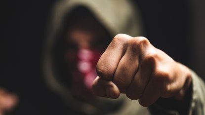 DRAMA SREDI SLOVENSKEGA MESTA! Dva zamaskirana moška vstopila v trgovino, nato pa se je zgodilo tole!