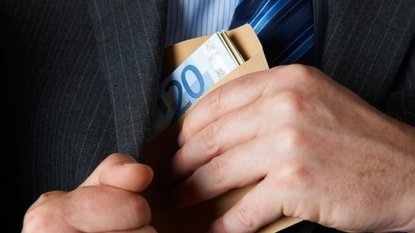 ODMEVNA AFERA GEN-I V ROMUNIJI DOBILA NOV ZAPLET! NEKDANJI DIREKTOR OSTAJA V PRIPORU – POGLEJTE, KAJ MU OČITAJO V PRIMERU 450.000 EVROV!