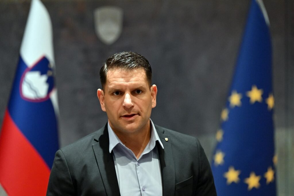 POČILO JE V PARLAMENTU: Vrečko in Stevanović v ostrem spopadu – Stevanović ji je zabrusil: ”Vaša edina ideologija je…”