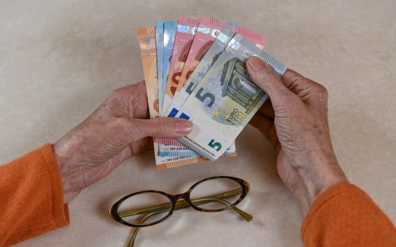 VELIK PREOBRAT ZA SLOVENSKE UPOKOJENCE?! ZPIZ RAZKRIL POMEMBNO NOVOST – ŠTEVILKE BI LAHKO PRESENETILE MARSIKOGA! Poglejte, koliko pokojnine vam pripada!