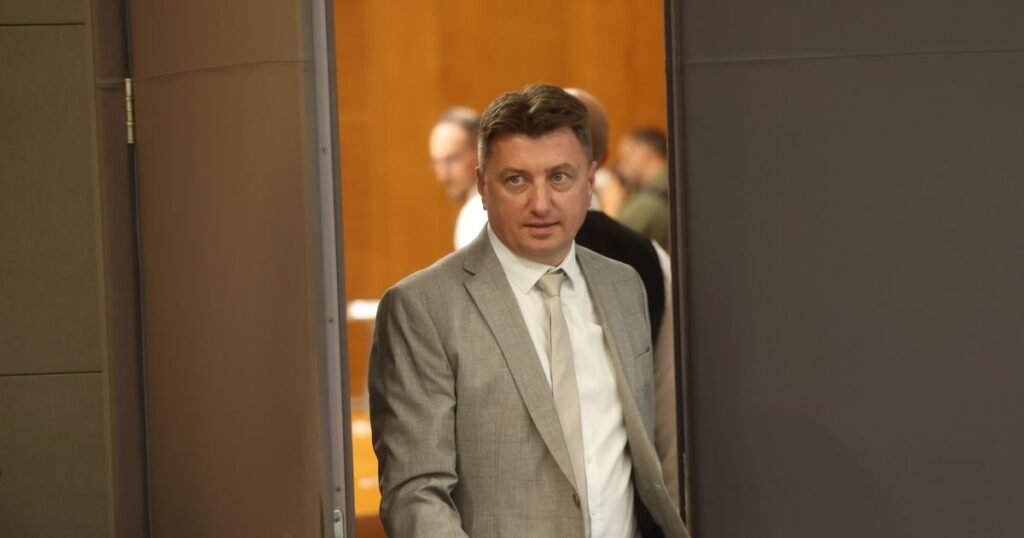 NOVA PREISKAVA V SLOVENSKI POLITIKI! KPK POD DROBNOGLED VZELA POSLANCA DEMOKRATOV – POGLEJTE, KAKŠNI SUMI SO V OZADJU IN KAJ PRAVI STRANKA!