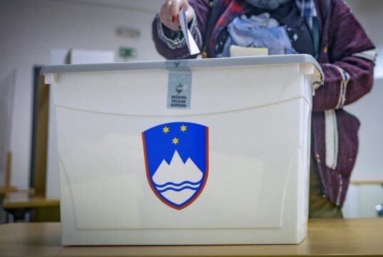 ŠOK IN NOV PREOBRAT PO REFERENDUMU?! Objavljeni so najnovejši rezultati glasovanja po pošti – poglejte, kaj razkrivajo številke!