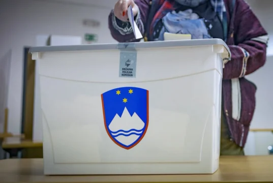 ŠOK IN NOV PREOBRAT PO REFERENDUMU?! Objavljeni so najnovejši rezultati glasovanja po pošti – poglejte, kaj razkrivajo številke!