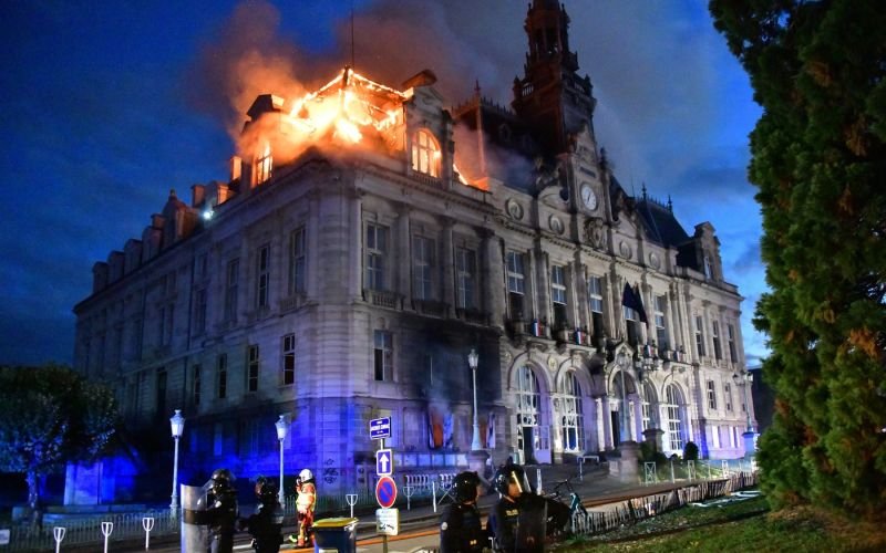 NEMIRI TUDI V SLOVENIJI?! EVROPO PRETRESAJO PROTESTI, ZDAJ SE JE OGLASIL JANŠA! Poglejte, kaj je napovedal in pred čim svari Slovence!