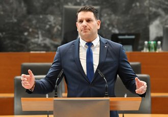 NOVO RAZKRITJE V AFERI STEVANOVIĆ! NA DAN PRIŠLA PRETEKLOST SKRIVNOSTNEGA DONATORJA IZ BIH – POVEZAVE SEGajo V SAM VRH POLITIKE! POGLEJTE, KAJ JE RAZKRIL PREISKOVALNI NOVINAR!