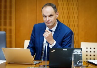 LOGAR OSTRO ZAVRNIL OČITKE! PO OBJAVI O OBISKU TUJEGA MINISTRA JE PREKINIL MOLK – Poglejte, kaj je odgovoril!
