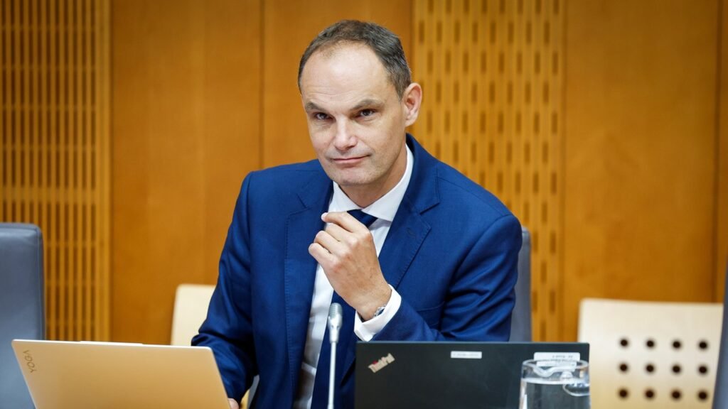 LOGAR OSTRO ZAVRNIL OČITKE! PO OBJAVI O OBISKU TUJEGA MINISTRA JE PREKINIL MOLK – Poglejte, kaj je odgovoril!
