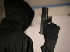 DRAMA SREDI SLOVENSKEGA MESTA! Dva zamaskirana moška vstopila v trgovino, nato pa se je zgodilo tole!