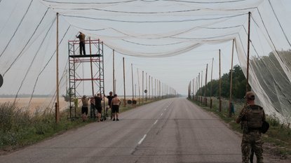 BURNO DOGAJANJE PRED LUKO KOPER! DELAVCI JAVNO SPOROČILI, DA NOČEJO OROŽJA V PRISTANIŠČU – POGLEJTE, ZAKAJ SO DANES STOPILI PRED VHOD! (FOTO)