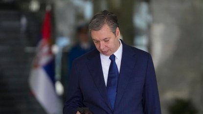 POLITIČNA DRAMA V BEOGRADU! BRNABIĆEVA OPOZARJA NA ARETACIJO VUČIĆA, ODSTOPILA PA JE TUDI DIREKTORICA RTS – POGLEJTE, KAJ SE DOGAJA PO VOLITVAH!