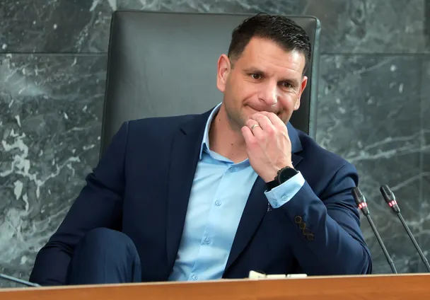 NOVA AFERA V VRHU SLOVENSKE POLITIKE! V JAVNOST PRIŠEL POSNETEK STEVANOVIĆA – POGLEJTE, KAJ JE POVEDAL O SVOJI FUNKCIJI! (VIDEO)