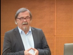 FOTO: Ni mogel verjeti – Poglejte kaj je poslanec Levice imel na mizi v državnem zboru: ”Če naj bi poslanci dajali zgled državljanom…