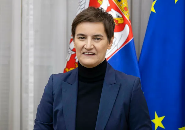 POLITIČNA DRAMA V BEOGRADU! BRNABIĆEVA OPOZARJA NA ARETACIJO VUČIĆA, ODSTOPILA PA JE TUDI DIREKTORICA RTS – POGLEJTE, KAJ SE DOGAJA PO VOLITVAH!