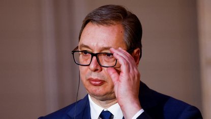 POLITIČNA DRAMA V BEOGRADU! BRNABIĆEVA OPOZARJA NA ARETACIJO VUČIĆA, ODSTOPILA PA JE TUDI DIREKTORICA RTS – POGLEJTE, KAJ SE DOGAJA PO VOLITVAH!