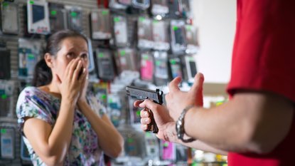 DRAMA SREDI SLOVENSKEGA MESTA! Dva zamaskirana moška vstopila v trgovino, nato pa se je zgodilo tole!