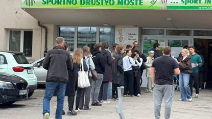 NEVERJETNI PRIZORI SREDI LJUBLJANE! DOLGE KOLONE, PETJE IN VEČURNO ČAKANJE – Poglejte, kaj se je dogajalo pred veleposlaništvom! (VIDEO)